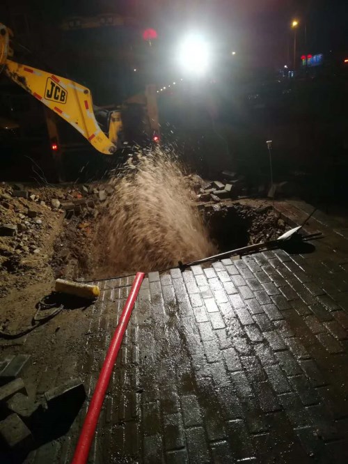 管修公司連夜搶修恢復(fù)供水4_副本 管修公司連夜搶修恢復(fù)供水4_副本